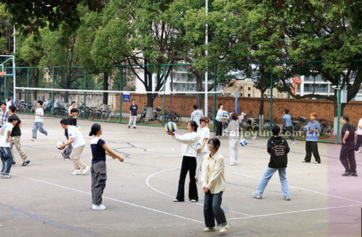 控卫半场长传调度 联防阵型压缩禁区